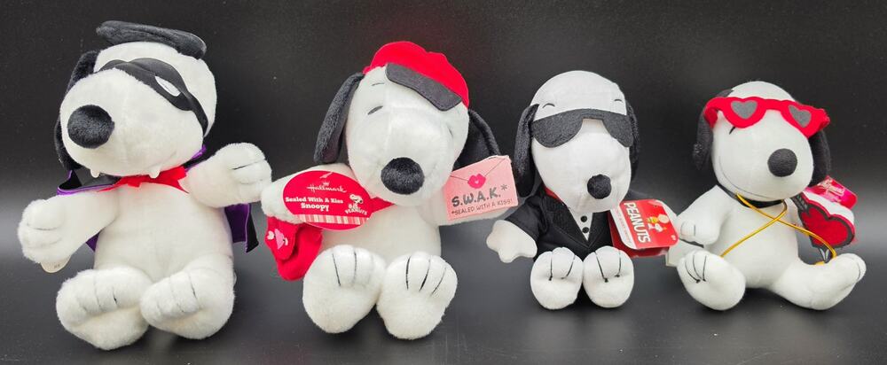 Peanuts Snoopy Plush Set Lot of 4 – Snoopula, Sealed With A Kiss, Agent, Whitman